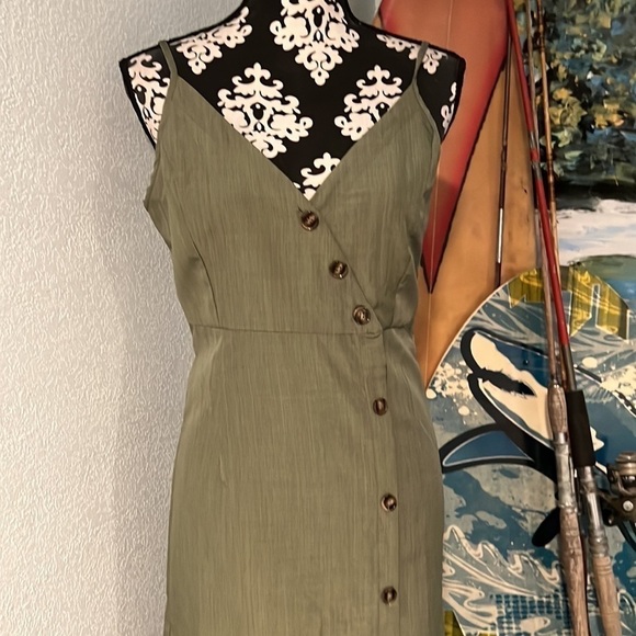 💚NWT,Cupshe,Olive Green Lightweight Dress, Asymmetrical Wooden Buttons,Size L - Picture 3 of 11